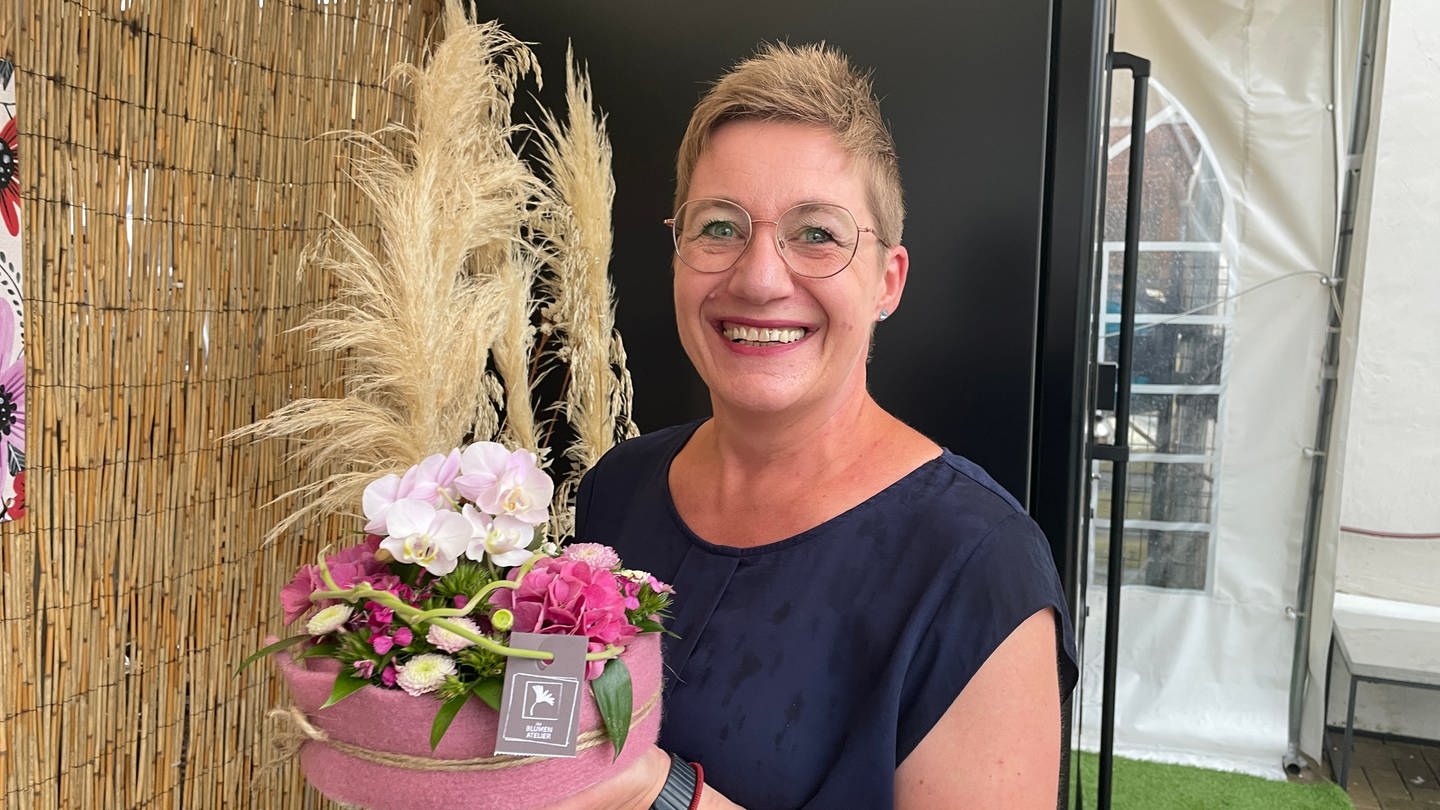 Alexandra Goebel freut sich über ihren neuen Blumenstrauß aus dem Automaten.