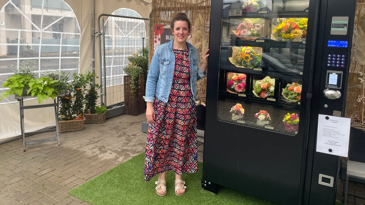 Eva Neises hat in Irrel den ersten Blumenstraußautomaten der Eifel eröffnet.