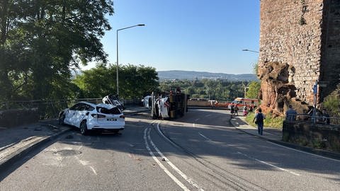 Auf der Bitburger, der B51 in Trier, ist ein Autotransporter umgekippt.