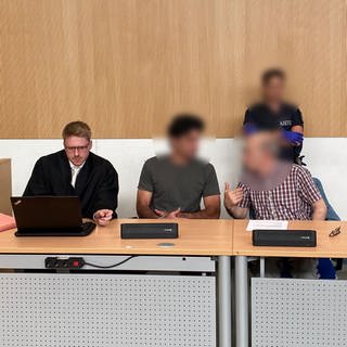 Vor dem Landgericht Trier muss sich ein 36-jähriger Mann wegen versuchten Totschlags verantworten. Er soll seine Partnerin lebensgefährlich verletzt haben.