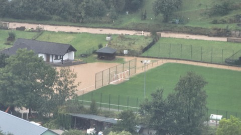 In Schönecken in der Verbandsgemeinde Prüm kam es am Montag infolge eines Unwetters zu höheren Wasserständen an der Nims.