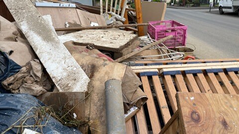 In Schönecken liegt am Tag nach dem Unwetter viel kaputtes Mobiliar auf der Straße. 