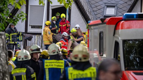 Edi Hoefnagel-Visser aus dem Niederlanden wird von Rettungskräften aus dem teilweise eingestürzten Hotel gerettet. 