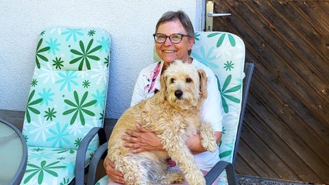 Erika Sorm sitzt mit ihrer Hündin Queeni, nach dem Hotel-Einsturz in Kröv an der Mosel, wieder zuhause in Rheinau. 