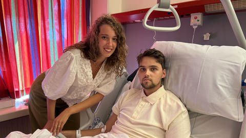 Edi Hoefnagel-Visser und ihr Mann Mark Hoefnagel sind in einem Krankenzimmer im Krankenhaus Groningen in den Niederlanden.