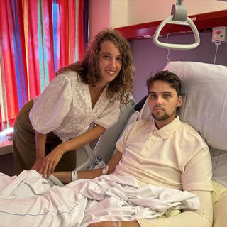 Edi Hoefnagel-Visser und ihr Mann Mark Hoefnagel sind in einem Krankenzimmer im Krankenhaus Groningen in den Niederlanden.