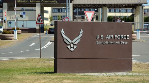 Eingang des US-Luftwaffenstützpunkts Spangdahlem in der Eifel.