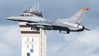 Ein F-16 Kampfjet der US-Airforce hebt von der Airbase in Spangdahlem ab.