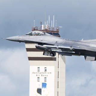 Ein F-16 Kampfjet der US-Airforce hebt von der Airbase in Spangdahlem ab.