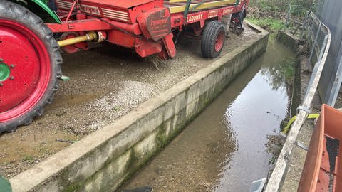 Über weite Strecken ist der Hühnerbach eingeengt, teilweise fließt er durch Rohre. Wenn er von Treibgut blockiert wird, staut sich dort das Wasser. 