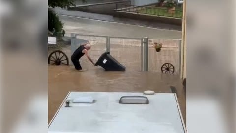 Nach Starkregen und Unwetter zog eine Flutwelle mit Hochwasser durch Schönecken