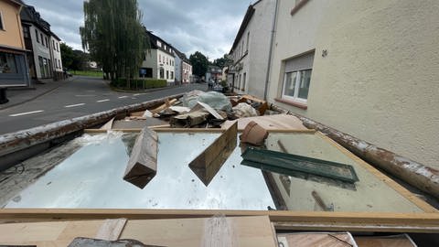 Das Hochwasser hat viele Keller und Wohnungen in Schönecken verwüstet. In diesem Container liegen zerstörte Möbel und mit Schlamm verschmierter Abfall. 