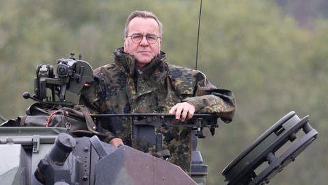 Verteidigungsminister Boris Pistorius (SPD) fährt auf einer Panzerhaubitze 2000 über das Gelände der Artillerieschule der Bundeswehr in Idar-Oberstein.