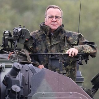 Verteidigungsminister Boris Pistorius (SPD) fährt auf einer Panzerhaubitze 2000 über das Gelände der Artillerieschule der Bundeswehr in Idar-Oberstein.