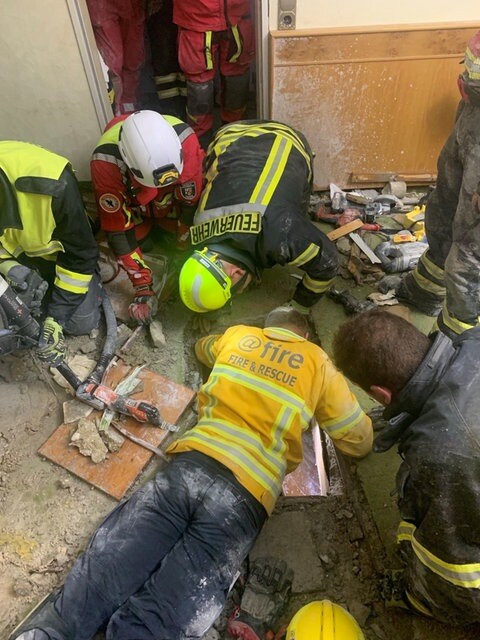 Feuerwehrleute gelangen über einen engen Schacht zu Verschütteten in einer Hotelruine in Kröv