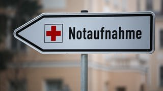 Immer mehr Patienten in der Region gehen laut einer SWR-Umfrage in die Notaufnahme der Krankenhäuser. Das stellt die Kliniken vor große Herausforderungen. 