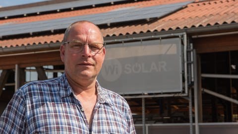 Stefan Fiedler setzt erneuerbare Energie auf seinem Hof ein. Er hat eine Fotovoltaikanlage auf dem Stall und eine Biogas-Anlage,  die mit eigener Gülle und Mist betrieben wird.