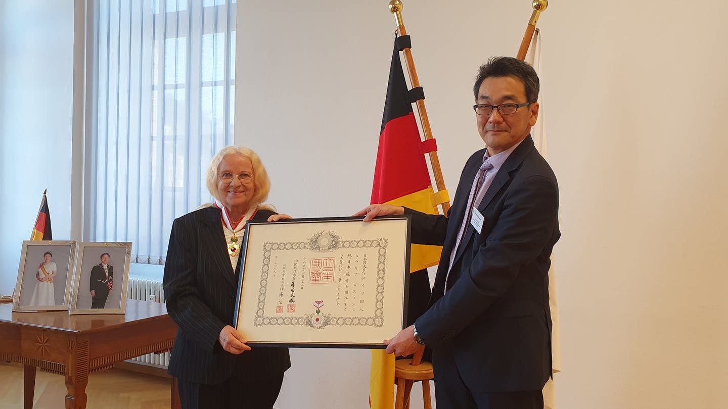 Der japanische Generalkonsul Shinichi Asazuma hat Prof. Dr. Hilaria Gössmann eine der höchsten Auszeichnungen des Staates Japan verliehen.