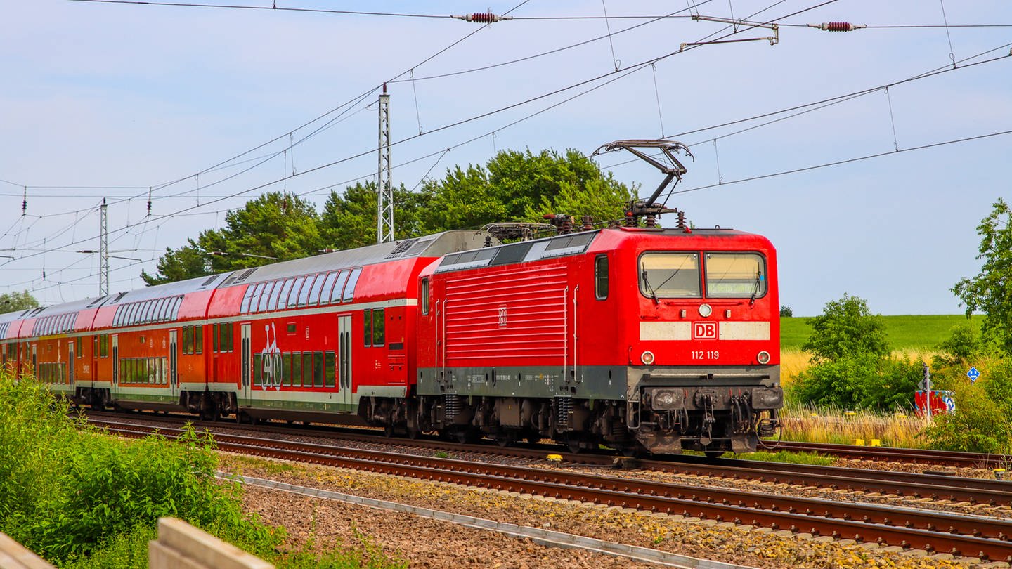 Bei Wiltingen ist am Sonntag ein Mann im Gleisbereich gewesen. Ein Personenzug musste eine Schnellbremsung einleiten.