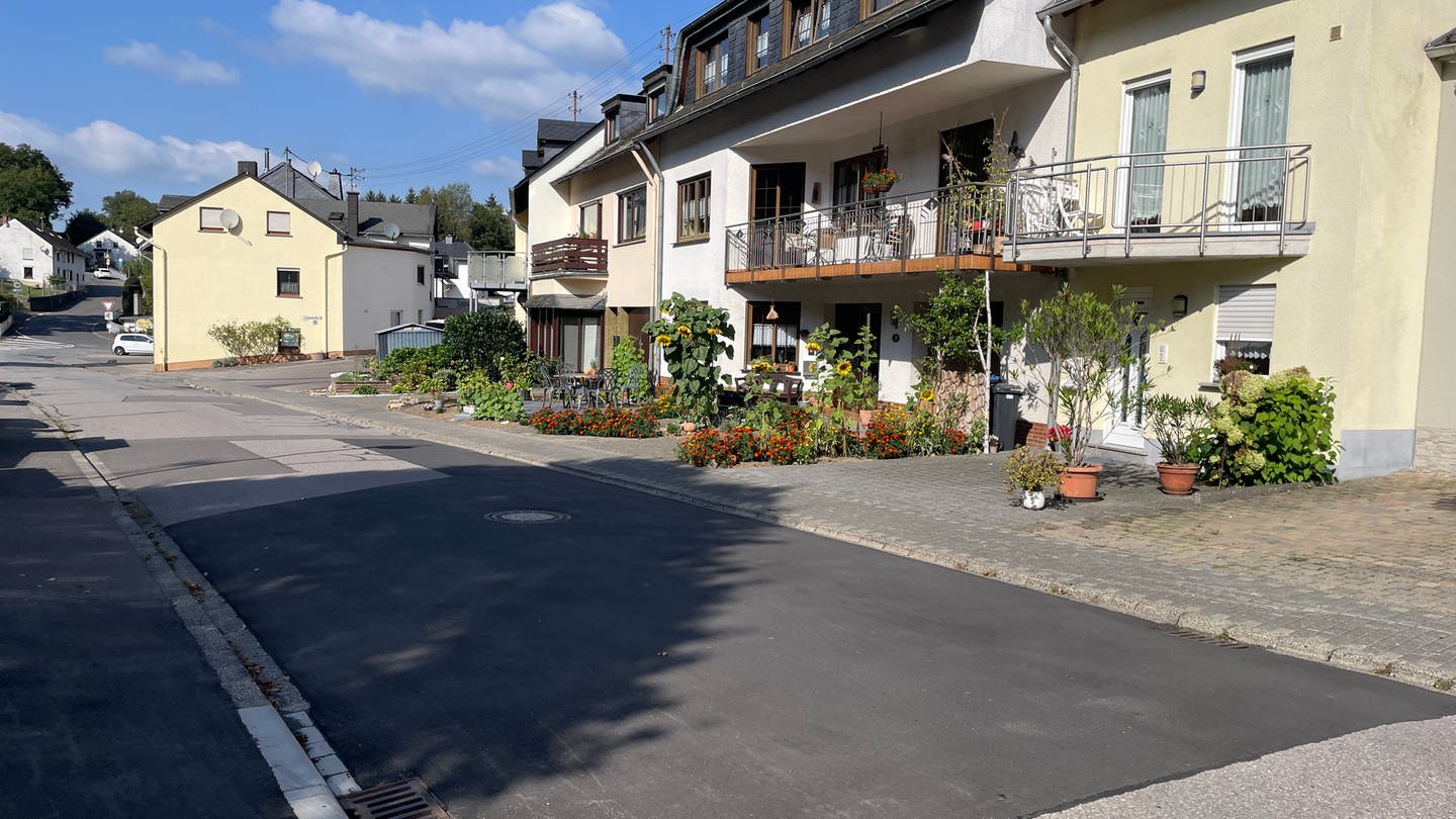 Die Stauseestraße in Riveris gleicht derzeit einem Flickenteppich.