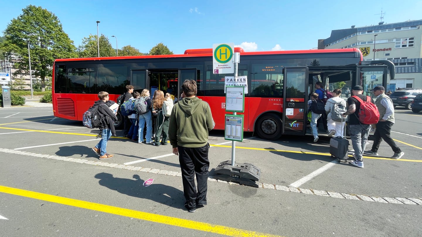 Pendler und Schüler sind sauer: Die Ersatzbusse auf der Eifelstrecke kommen ständig zu spät oder fahren überhaupt nicht.