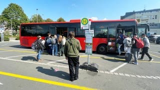 Pendler und Schüler sind sauer: Die Ersatzbusse auf der Eifelstrecke kommen ständig zu spät oder fahren überhaupt nicht.