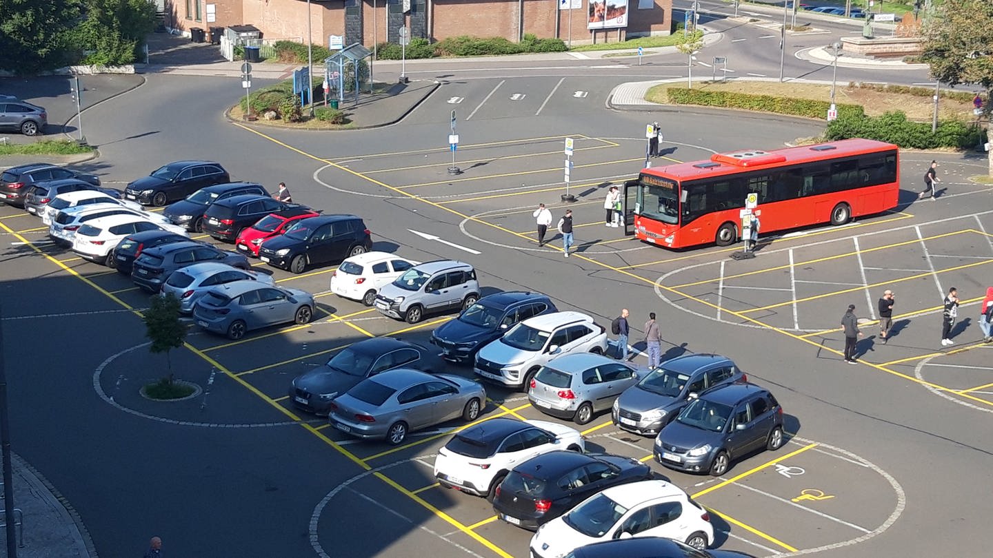 Glück gehabt: Heute ist der Bus Richtung Trier gekommen, um die Kinder nach der Schule heimzufahren. Das ist nicht immer so.