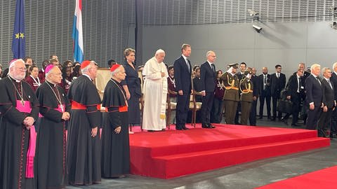 Papst ist in Luxemburg gelandet.