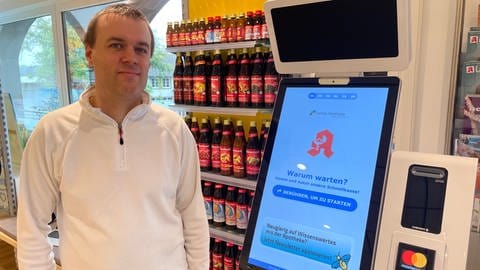 Apotheker Andreas Radmacher ist stolz auf seinen neuen Automaten in Gillenfeld. Immerhin sind deutschlandweit erst drei der Geräte im Einsatz. 