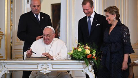 Papst Franziskus ist von Luxemburgs Großherzog Henri und Großherzogin Maria Teresa im Großherzoglichen Palast empfangen worden.