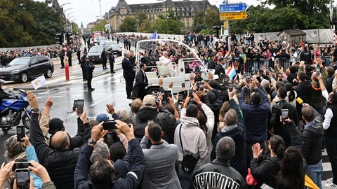 Papst Franziskus mit Papamobil in Luxemburg unterwegs.