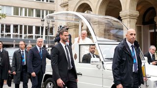 Papst Franziskus verlässt das Papamobil am Ende seines Treffens mit lokalen Behörden, der Zivilgesellschaft und dem diplomatischen Korps. 