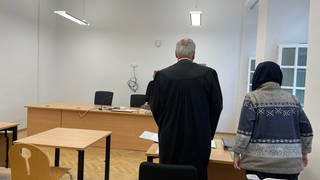 Missbrauchsopfer mit Pseudonym Karin Weißenfels mit Anwalt im Arbeitsgericht Trier