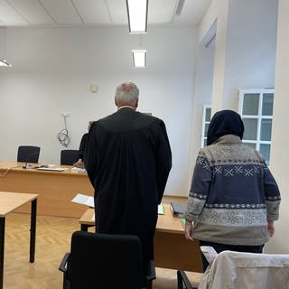 Missbrauchsopfer mit Pseudonym Karin Weißenfels mit Anwalt im Arbeitsgericht Trier