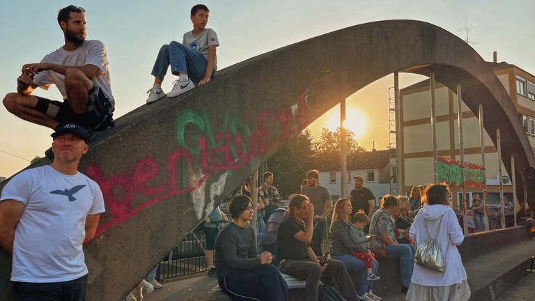 Menschen auf Gartenfeld-Brücke