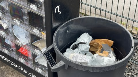 Für manche ein Spaß, für andere ein Risiko: Mystery-Automaten. Immerhin gibt es direkt neben dem Automaten einen Eimer für Verpackungsmüll.