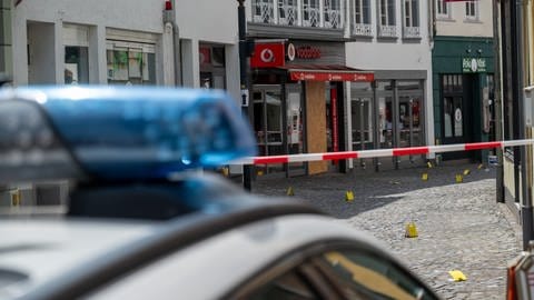 Markierungstafeln der Spurensicherung stehen in der Strasse, in der ein junger Mann getötet worden ist.