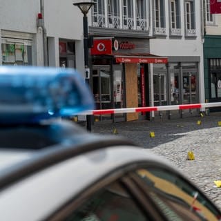 Markierungstafeln der Spurensicherung stehen in der Strasse, in der ein junger Mann getötet worden ist.