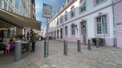  Einmal in Betrieb, werden die Poller täglich nach 11 Uhr hochfahren, nachdem die Lieferzeit für den Hauptmarkt endet.