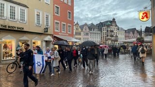 In Trier fand am Montagabend ein Gedenkmarsch anlässlich des Jahrestages des Überfalls der Hamas auf Israel am 7. Oktober statt.