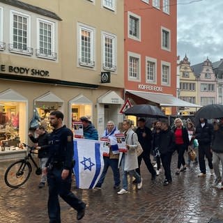 In Trier fand am Montagabend ein Gedenkmarsch anlässlich des Jahrestages des Überfalls der Hamas auf Israel am 7. Oktober statt.