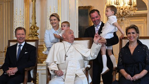 Luxemburgs Großherzog Henri (links) und Großherzogin Maria Teresa (rechts) empfingen Ende September Papst Franziskus. Im Hintergrund stehen Stéphanie von Luxemburg und Sohn Guillaume von Luxemburg mit den Kindern.