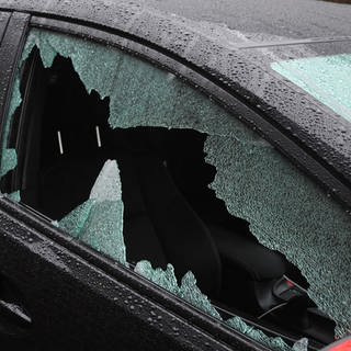 Auch dieses Auto wurde von Unbekannten in Trier aufgebrochen. Sie schlugen die Seitenscheibe ein.