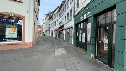 Als die Zeugin an der Kirmesnacht in diese Gasse einbog, hat sie die zwei Männer gesehen, die miteinander gerungen haben. Nicht weit davon entfernt, wurde später das Opfer gefunden. 