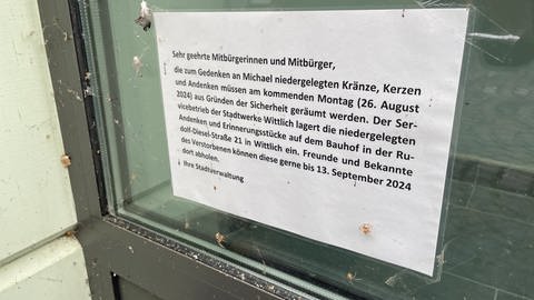 Noch Monate nach der Tat haben Wittlicher Bürger an diesem Schaufenster Kuscheltiere und Kerzen für das Opfer niedergelegt. Der Kampfsportlehrer war in der Stadt und der Umgebung sehr bekannt. 