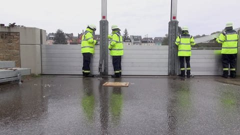 An der Mosel in Oberbillig werden wegen Sturmtief "Kirk" von der Feuerwehr Hochwasserschutzwände aufgebaut.