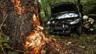 Bei einem Unfall in Hoppstädten-Weiersbach ist ein Auto von der Fahrbahn abgekommen und gegen einen Baum gerast.