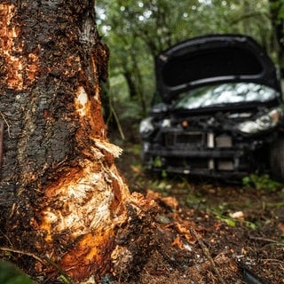 Bei einem Unfall in Hoppstädten-Weiersbach ist ein Auto von der Fahrbahn abgekommen und gegen einen Baum gerast.