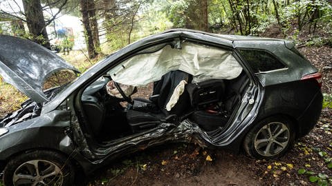 Bei einem Unfall in Hoppstädten-Weiersbach ist ein Auto von der Fahrbahn abgekommen und gegen einen Baum gerast.