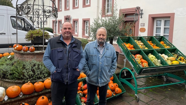 Wollen etwas gegen Schäden durch Wildschweine in Trier unternehmen: Bauer Hans Peter Grundhöfer aus Trier-Zewen und der Ortsvorsteher von Trier-Euren, Hans-Alwin Schmitz (UBT).